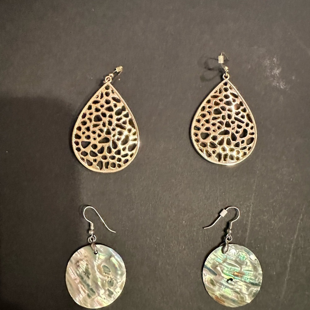 Beautiful earrings.  In great condition.